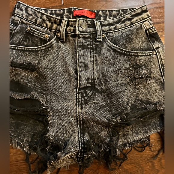 🌹SIGNATURE8 ~ Size Small ~ Black Distressed Jean Shorts - Picture 3 of 16